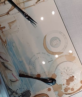 Imagen secundaria 2 - Sobre estas líneas, el pase de 'Las Maravillas', una ensalada con jugo de espárrago blanco, fruta y quisquillas que requiere 20 minutos de emplatado. Debajo, a la izquierda, la ostra en tempura. Al lado, el soporte pintado por Daniel Zlota con tintes naturales de ingredientes presentes en el menú