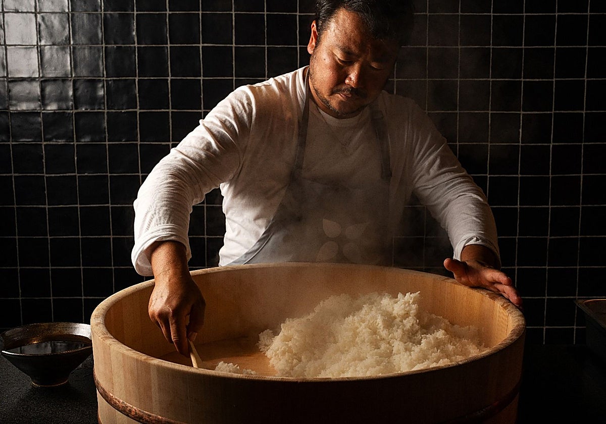 Makoto Okuwa preparado arroz para sushi