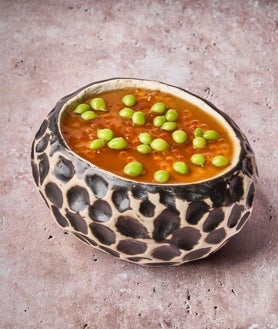 Imagen secundaria 2 - Ventresca de lubina con glaseado de trompetas de la muerte; dados de carabinero y royal de cigala con guisantes lágrima, del menú kaiseki de Quintoelemento.