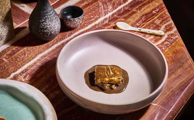 Imagen principal - Ventresca de lubina con glaseado de trompetas de la muerte; dados de carabinero y royal de cigala con guisantes lágrima, del menú kaiseki de Quintoelemento.