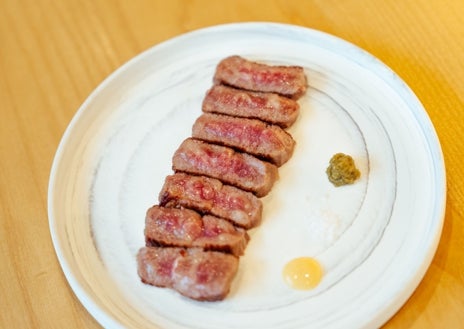 Imagen secundaria 1 - Sobre estas líneas, arriba, el cabracho-kizame. Debajo, el wagyu y el helado de whiskey