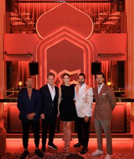 Imagen secundaria 2 - Uno de los sofisticados platos y rincones del nuevo Motel Particulier. Los socios del proyecto (de izq a dcha): Dom Pastoressa, Javier Gutiérrez (Grupo Dani García), Carmen Navarrete, Albert Beniflah y Roberto Santamaría (Grupo Mosh)