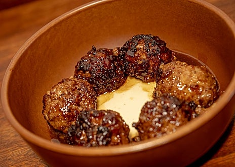 Imagen secundaria 1 - Otras de sus famosas elaboraciones como las mollejas de corazón de ternera lacadas, las albóndigas de jabalí o la ensalada de bonito del norte con pochas