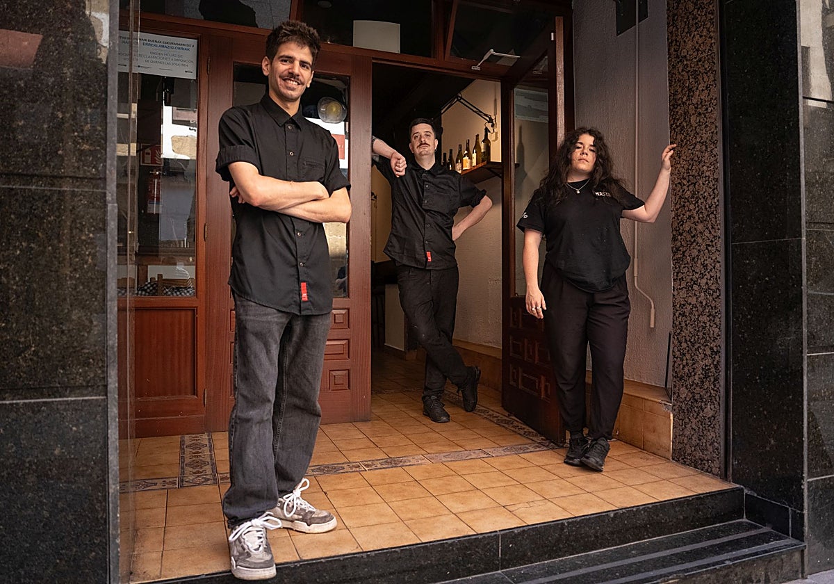 Estos tres jóvenes se han unido contra el reduccionismo de lo arquetípico en la cocina en Masta, su restaurante en Zarautz (Guipúzcoa)