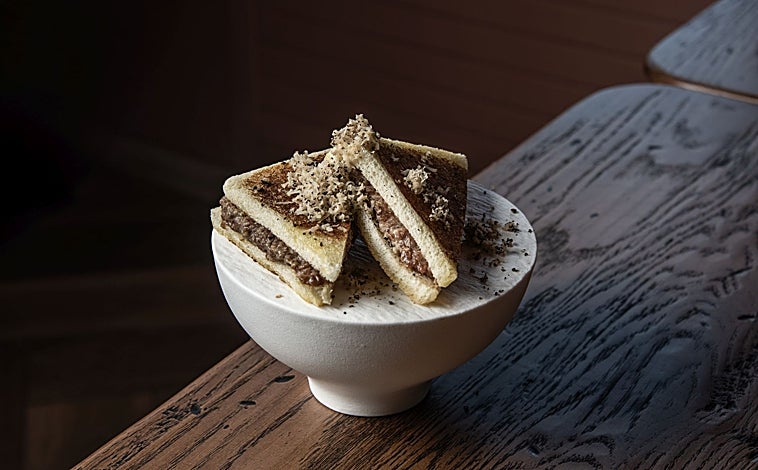 Imagen principal - Bikini de steak tartar con trufa, paella de mariscos y gyozas de buey, en Rocacho Valdebebas