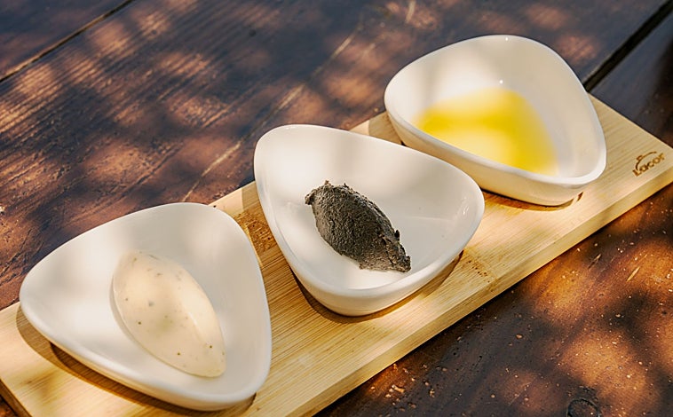 Imagen principal - Su aperitivo de aceite de Medina Sidonia y mantequilla ahumada (arriba), la raya en manteca colorá (en el medio) y su postre de chocolate 