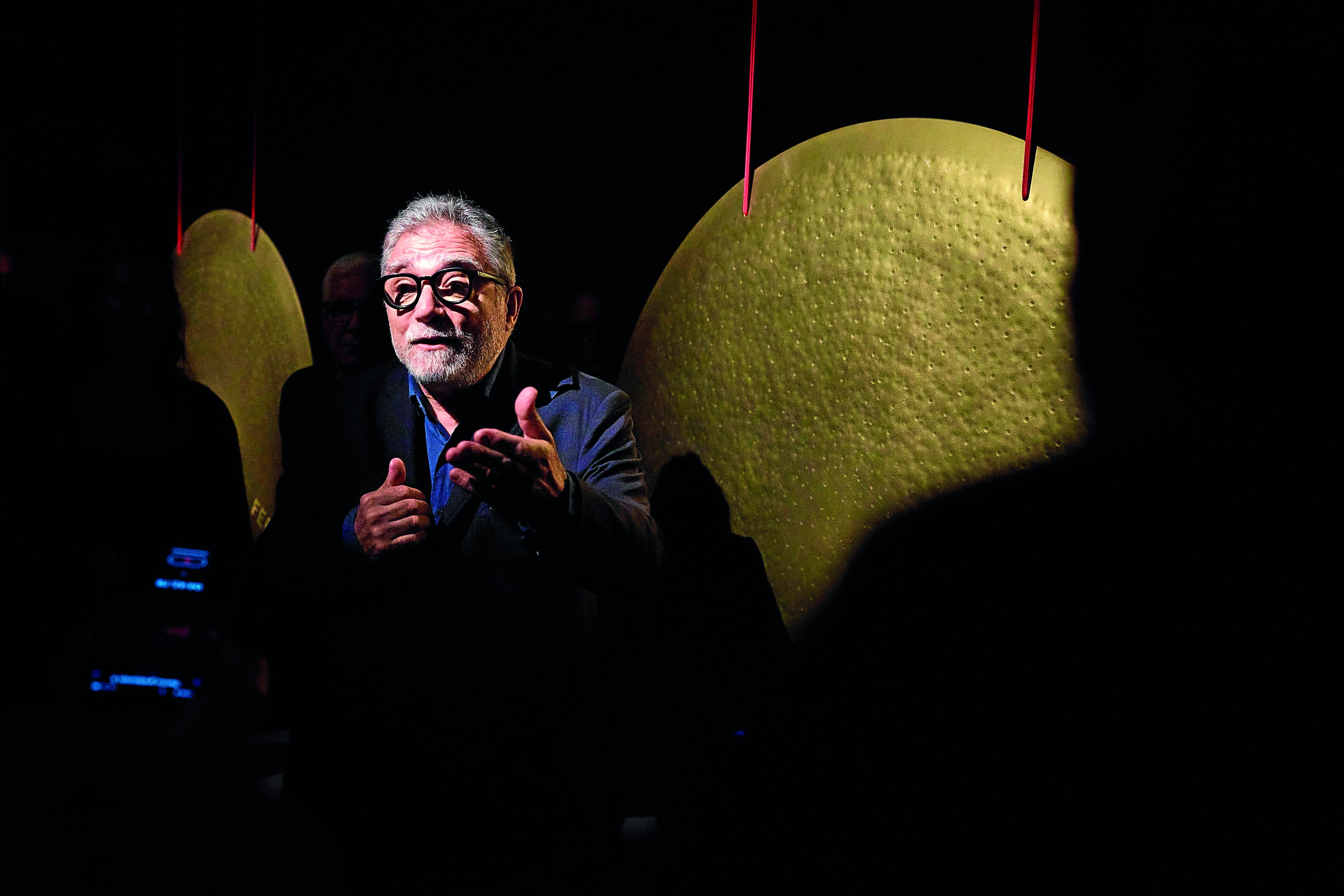 El artista Jaume Plensa con su instalación en la bodega riojana