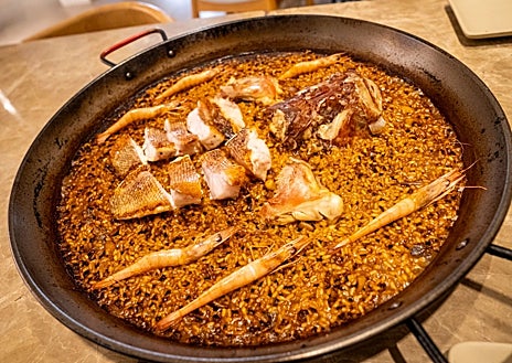 Imagen secundaria 1 - Algunos de los platos que elabora Kiko Rocher como la anguila al horno (arriba), la paella de pescado con cabracho y langostinos(en el medio) o los 'sepionets' a la brasa con piparras(abajo)
