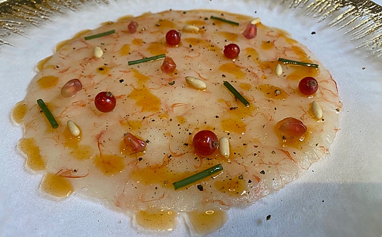 Imagen principal - Algunas de las recetas: Carpaccio de gamba roja (arriba), tartar (en el medio) y gamba roja a la sal (abajo)