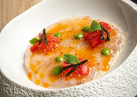 Imagen secundaria 1 - El pequeño comedor del restaurante, en el hotel rural (arriba), el carpaccio de gambón salvaje (medio) y la filloa de richada y col (abajo)