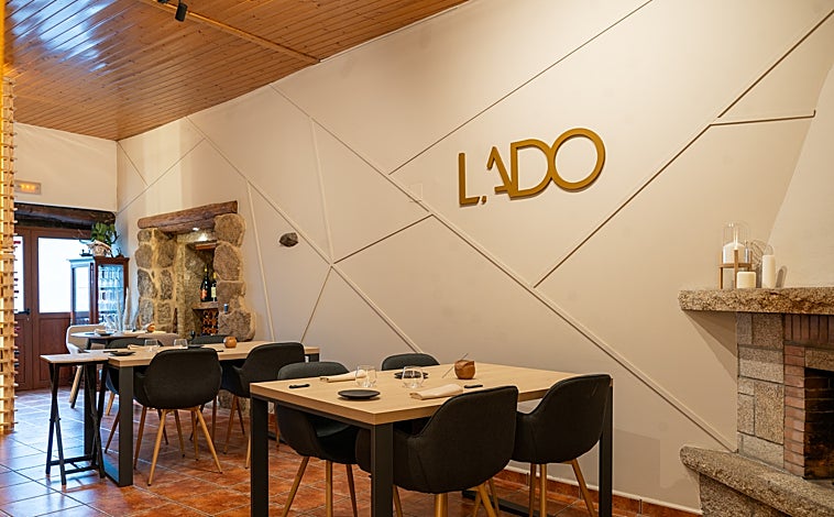 Imagen principal - El pequeño comedor del restaurante, en el hotel rural (arriba), el carpaccio de gambón salvaje (medio) y la filloa de richada y col (abajo)