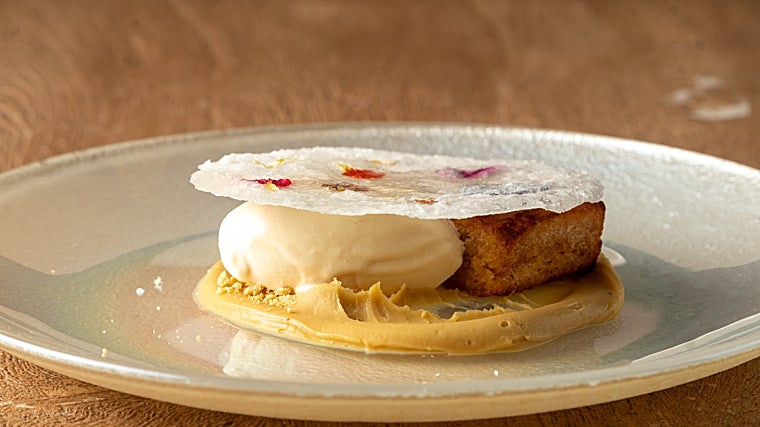 Pain perdu con crema de miel, haba tonka y teja helada