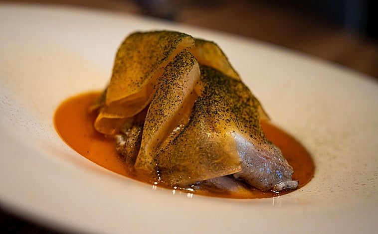 Imagen principal - Algunos de los platos que se pueden degustar como la lubina con melón y gazpacho (arriba), los raviolis caseros (en el medio) y su postre de malta (abajo)