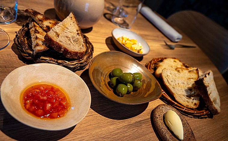 Imagen principal - El pan de masa madre (arriba), el tomate con hierbas del huerto (en el medio) y la caballa con mantequilla y botarga (abajo) son algunos de los platos que puedes encontrar en Surcos
