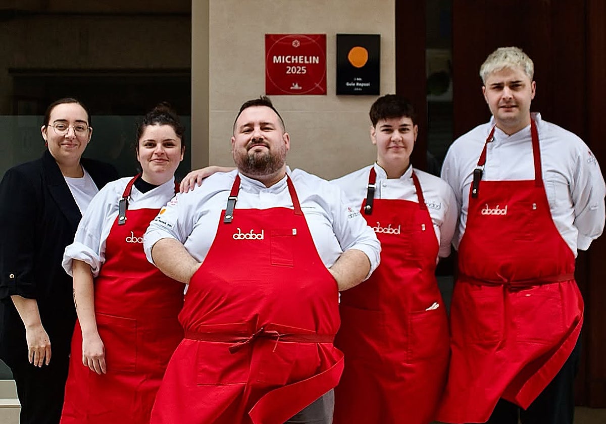 Juan Monteagudo (en primer plano) junto a parte de su equipo de cocina y sala, en la fachada de su restaurante Ababol de Albacete, con una estrella Michelin y un sol Repsol