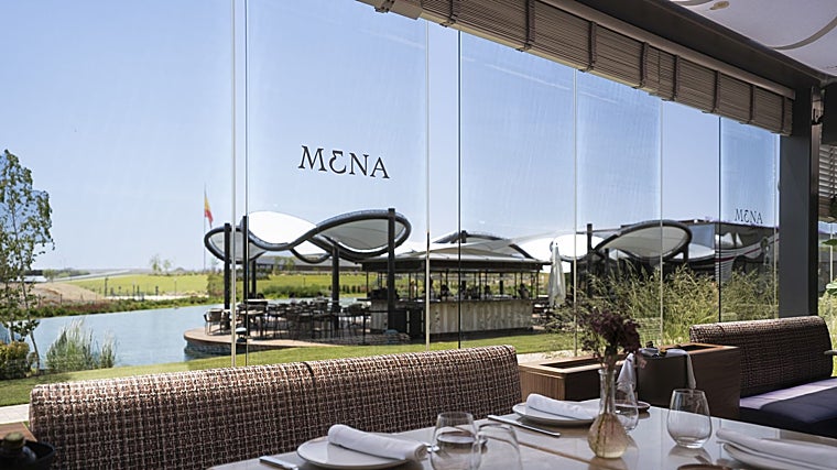 Mena, en Pozuelo, cuenta con dos plantas de sala, terraza acristalada y pantalán junto al lago