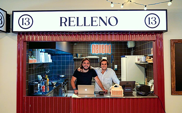 Imagen principal - El puesto de Relleno en el Mercado de San Leopoldo, uno de sus ravioles y sus entrantes de queso.