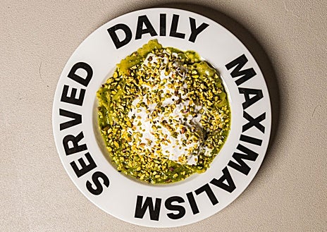 Imagen secundaria 1 - El puesto de Relleno en el Mercado de San Leopoldo, uno de sus ravioles y sus entrantes de queso.