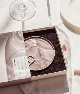 Imagen secundaria 2 - Roi Lojo y dos de sus conservas, mejillones y almejas