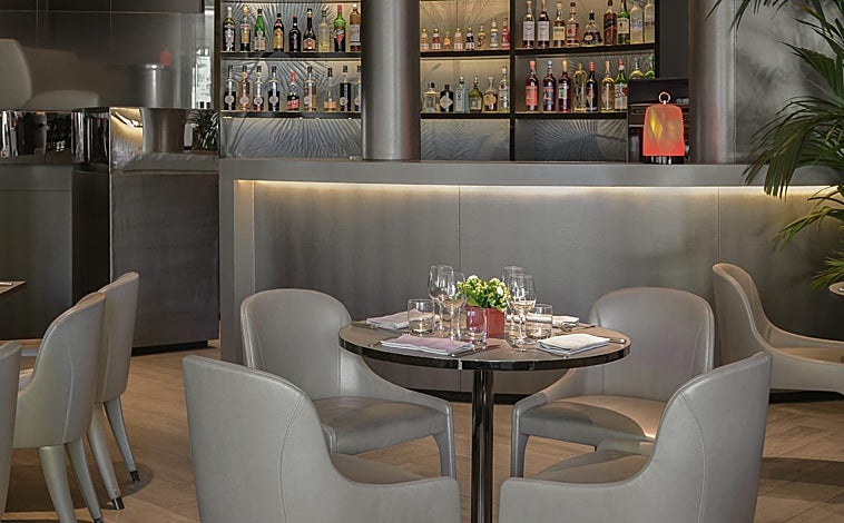 Imagen principal - Armani Caffe y Armani Ristorante en París, donde tiene una estrella Michelin, y su chef, Massimo Tringali