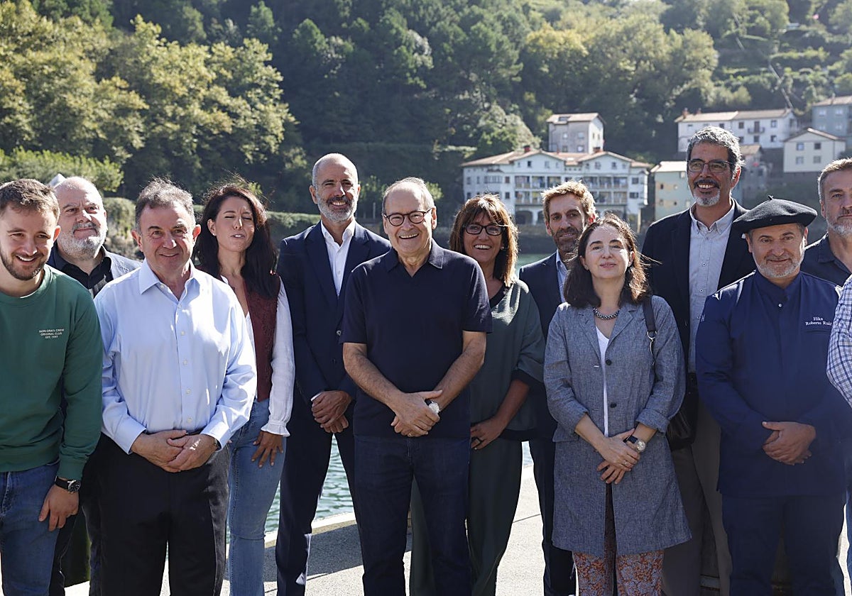 Los cocineros, Martin Berasategi (3i), Hilario Arbelaitz (c), Elena Arzak (4d), y Roberto Ruiz (2d), posan junto a la consejera de Alimentación, Desarrollo Rural, Agricultura y Pesca, Amaia Barredo (6d), el director del congreso San Sebastián Gastronomika, Benjamín Lana (2i), el alcalde de San Sebastián, Eneko Goia (3d), entre otros, durante la presentación de San Sebastián Gastronomika 2025