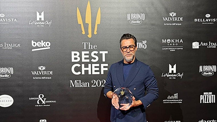 Quique Dacosta con su premio en The Best Chef Awards 2025