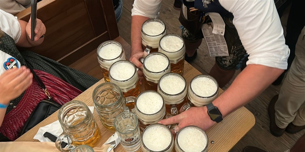 Cerveza del Oktoberfest, la bebida alemana dorada y suave más conocida de Baviera