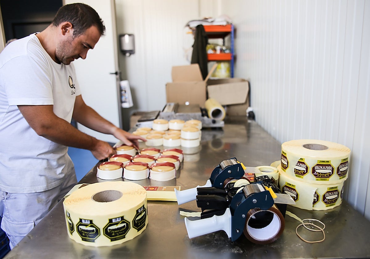 Elaboración del queso ganador en la quesería Doña Francisca