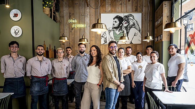 Doña Petrona es la taberna de los chefs de Fierro, ambos en Valencia, en la zona de Ruzafa. Aquí, todo su equipo