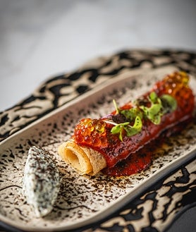 Imagen secundaria 2 - Platos de HDDN: cigala en aguachiles y empanada gallega; bogavante y caldeirada; filloa con pimiento rojo y café.