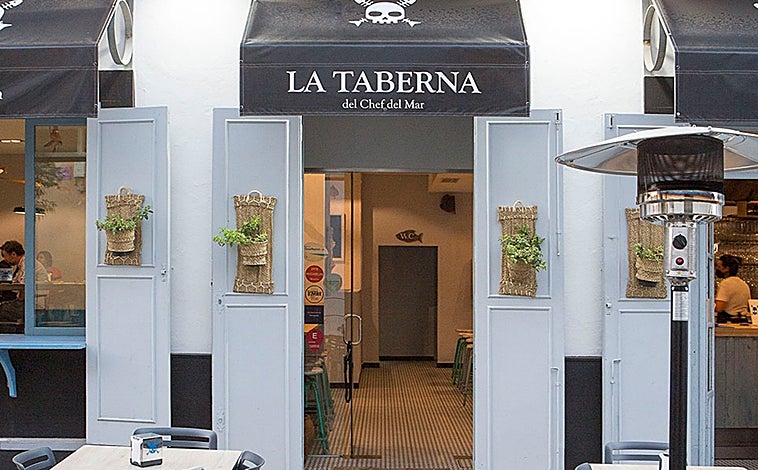 Imagen principal - La Taberna del Chef del Mar, Ángel León en la entrada de Aponiente y en las marismas.