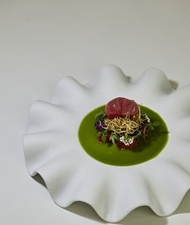 Imagen secundaria 2 - El jurado del concurso Chef Balfegó 2025 y los dos platos del ganador, la carrillera y la perla de atún