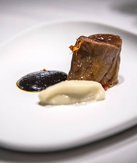 Imagen secundaria 2 - Oscar García, su nuevo restaurante Baluarte Quintanarejo y uno de sus platos en su extinto Baluarte de Soria