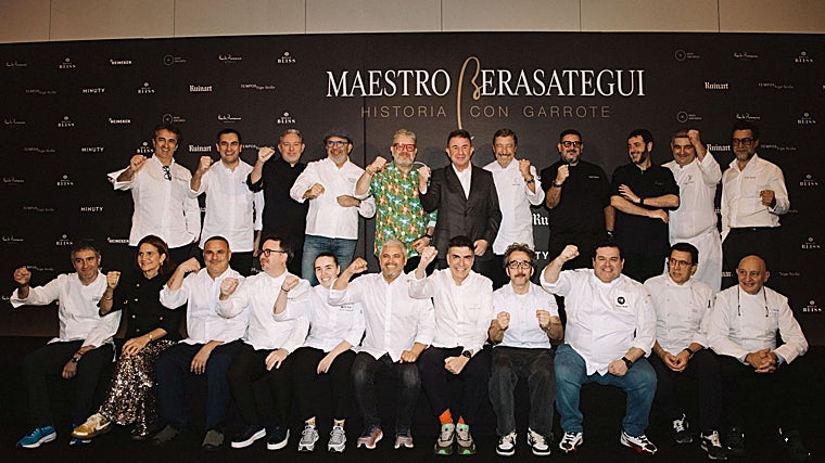 Los chefs reunidos para rendir tributo a Berasategui, con el gesto ya característico del cocinero vasco