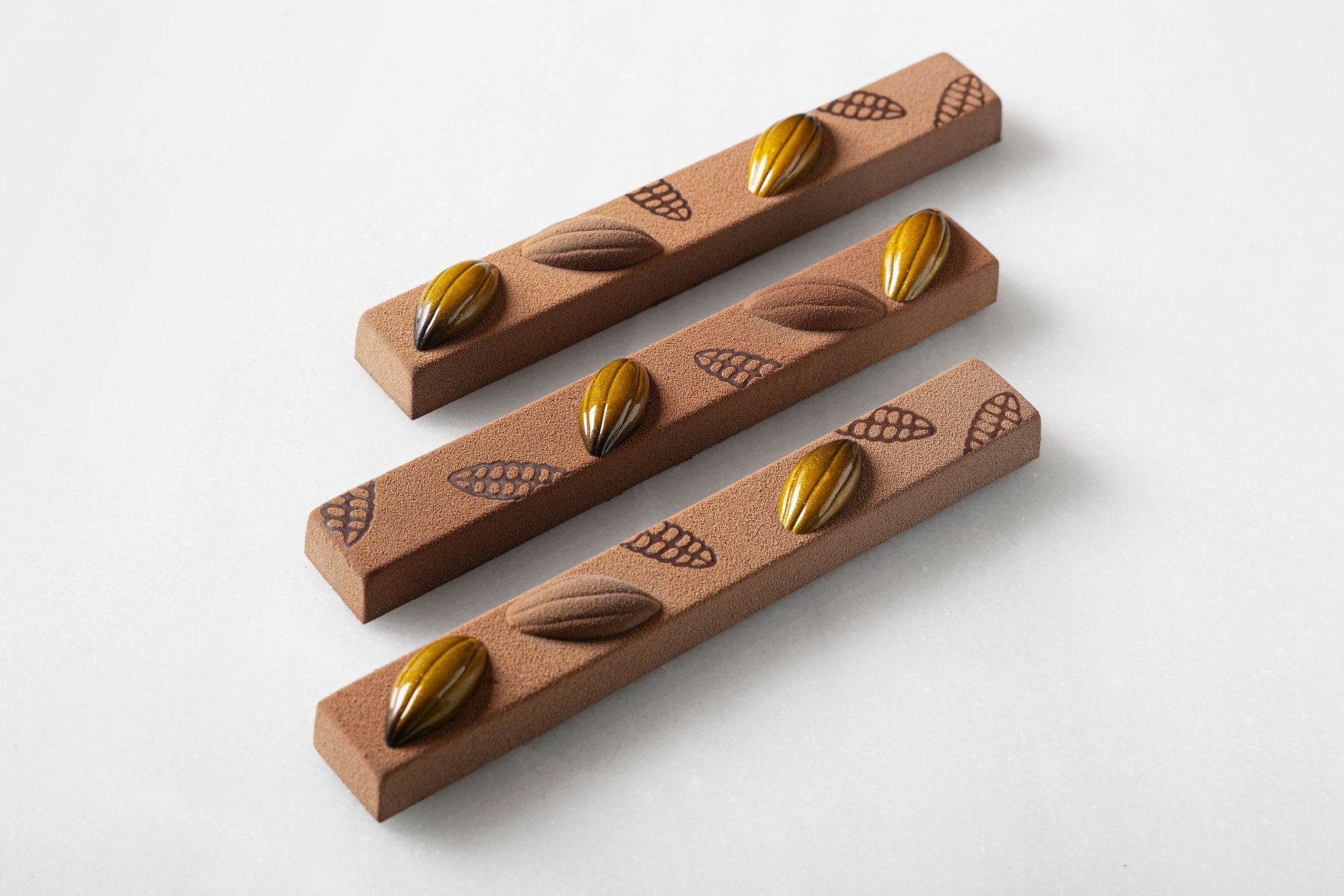 Turrón Hofmann.  Está inspirado en el bombón Quetzalcóatl, galardonado en 2025 como el mejor de España. Precio: 27€. WEB: hofmannpasteleria.com/