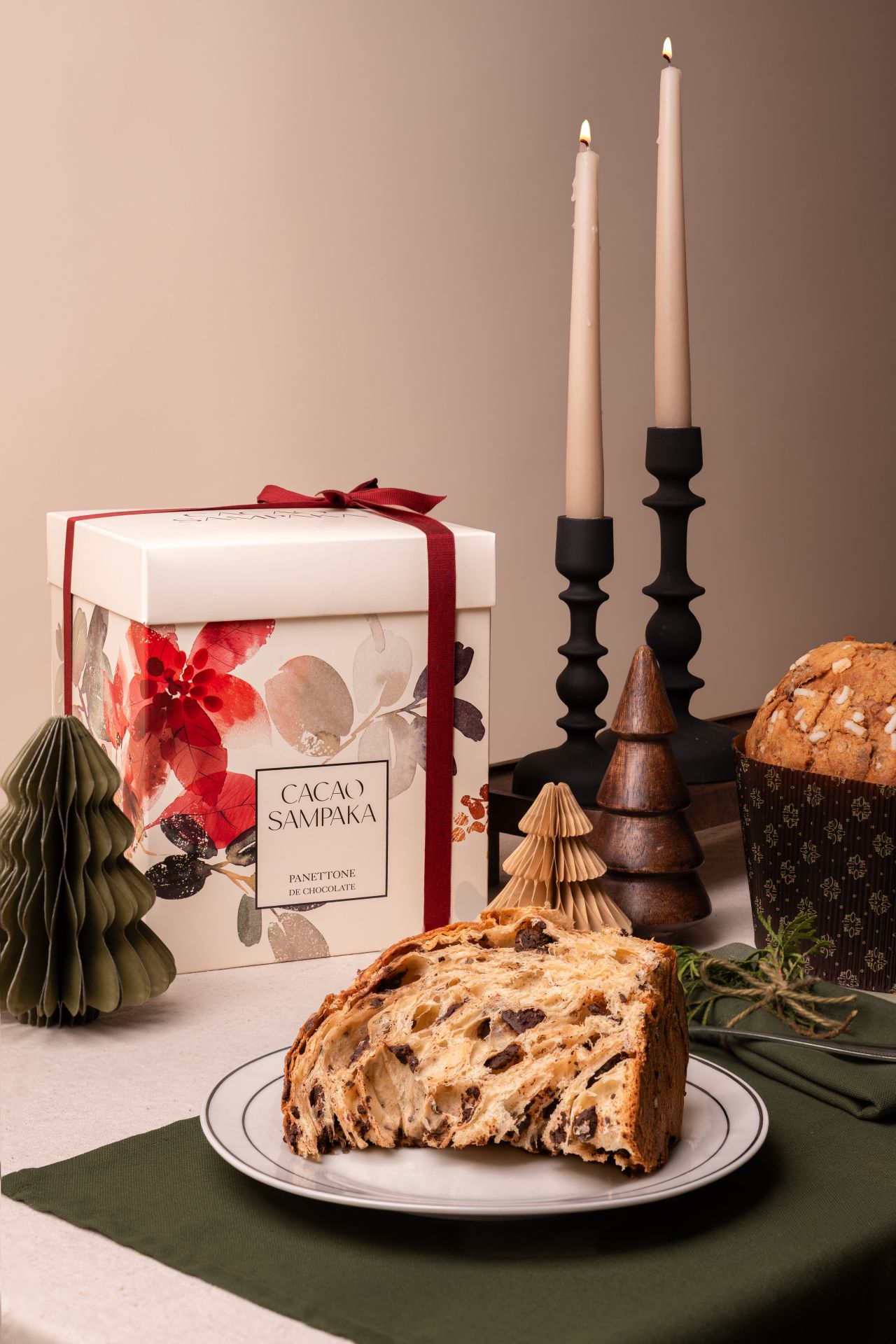 Panettone Cacao Sampaka. Elaborado a mano, con masa esponjosa y repleto de pepitas de chocolate, en formato de 1kg. Precio: 39€. WEB: cacaosampaka.com