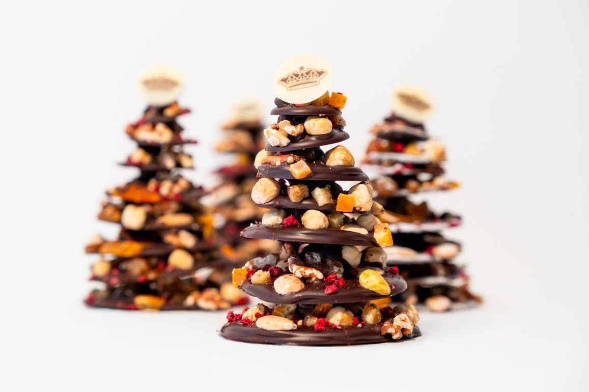 Abeto de La Duquesita. Una creación hecha a base de chocolate, frutos secos y galletas, disponible en diferentes tamaños. Precio: 32€. WEB: laduquesita.es