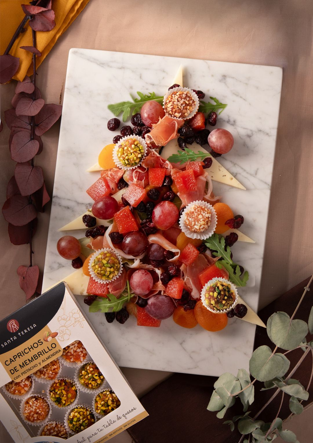 Membrillos Santa Teresa. Bocaditos recubiertos de pistacho y almendra tostada ideales para combinar con queso. Precio: 3,95€. WEB: santateresagourmet.com