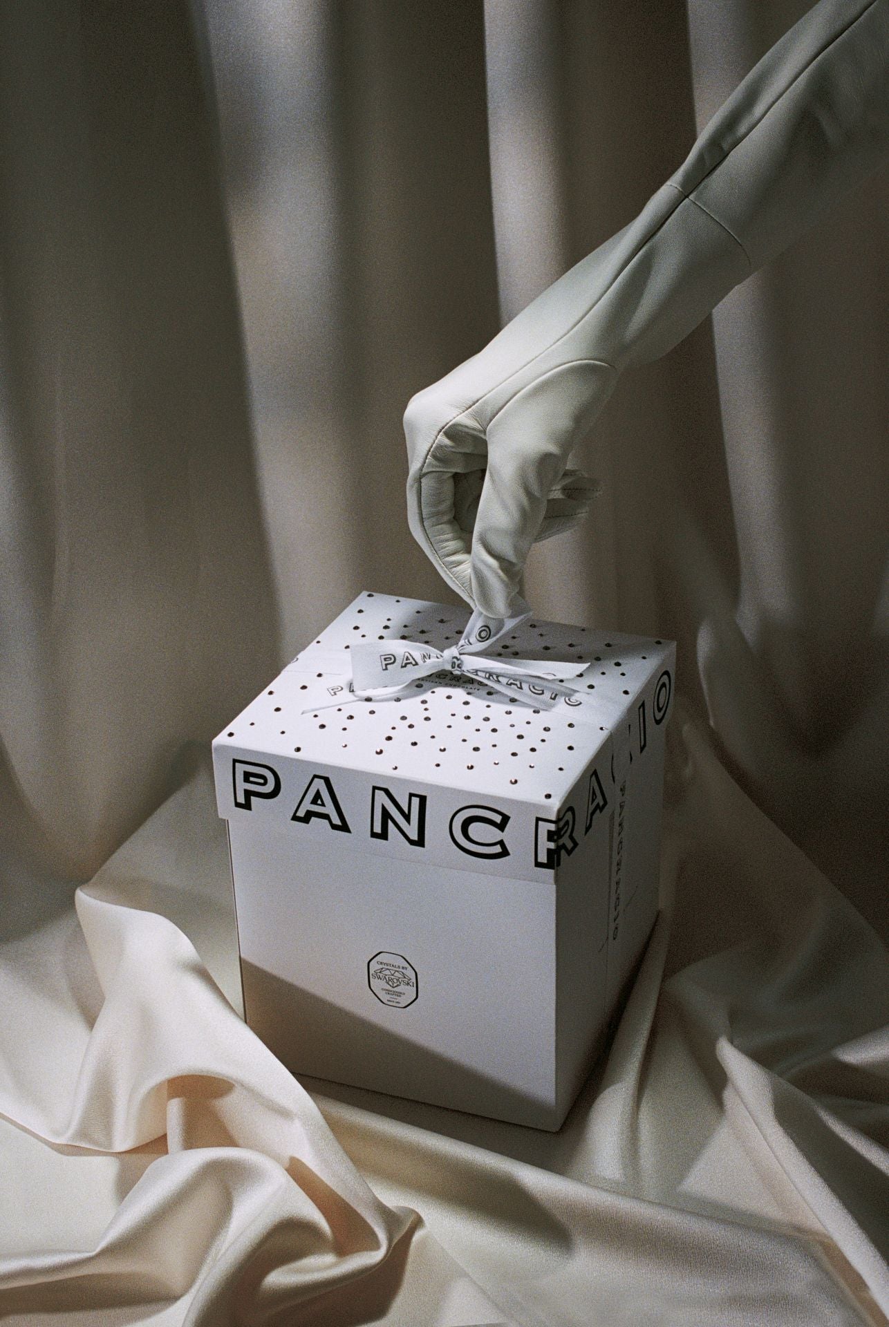 ﻿Panettone con cristales. Un dulce relleno de crema de chocolates con avellanas y naranja que se presenta en una brillante y única caja con 42 cristales Swarovski. Tan solo se lanzarán 100 unidades. Precio: 50€. WEB: pancracio.com