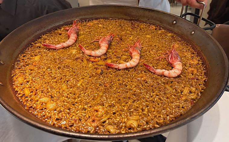 Imagen principal - Arroz abanda, gambas rojas a la sal y tartar de tomate con salazones
