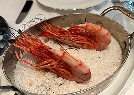 Imagen secundaria 1 - Arroz abanda, gambas rojas a la sal y tartar de tomate con salazones