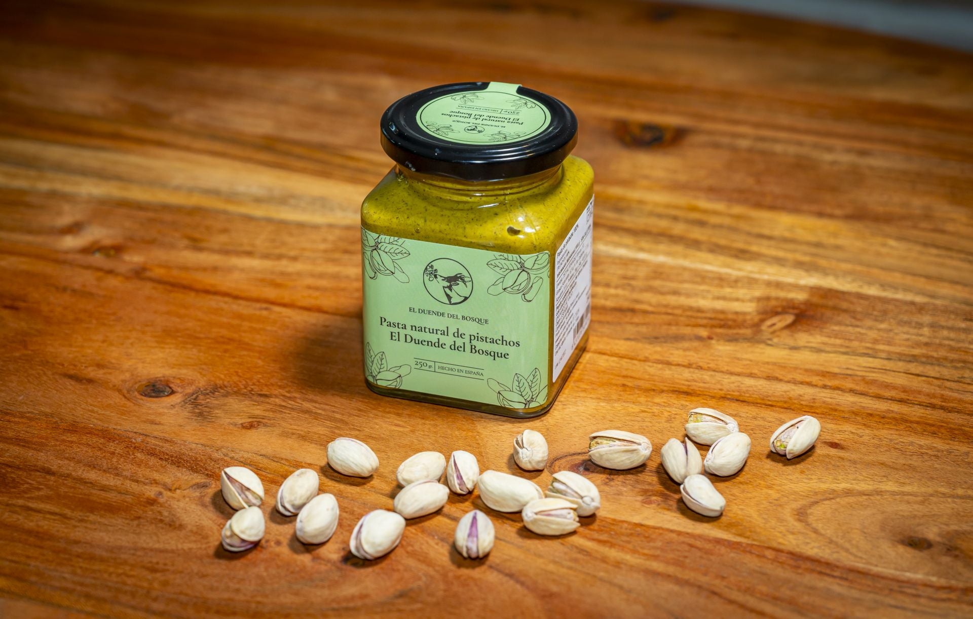 ﻿Pasta de pistacho. Esta crema elaborada sin aditivos ni azúcares añadidos es el perfecto distintivo para tus platos; desde dulces como los bombones, los helados, o la Panna Cotta, hasta salados, como carnes o canapés. Esta pasta de 100% pistachos cultivados en Fresno de Torote elevará tu mesa de Navidad haciéndola única. Precio: 13,50€. WEB: elduendedelbosque.com