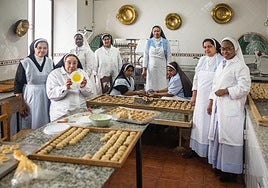 Las religiosas del Real Monasterio de la Madre de Dios de Santiago, en Granada, con su Solete