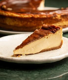 Segunda imagem 2 - Restaurante La Embajada de Serrano, salada de carne defumada e cheesecake de Burgos.