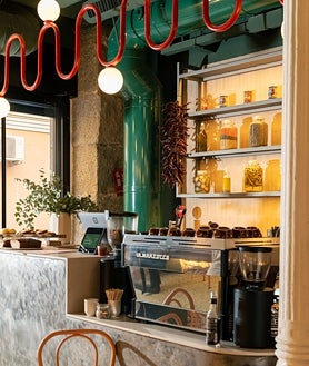 Segunda imagem 2. Ovos e camarões Beirui do restaurante e café Obé em Madrid.