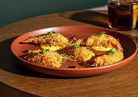 Imagem secundária 1. Ovos e camarões Beirui do restaurante e café Obé em Madrid.