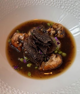 Imagem secundária 2 - Costeleta galega, gaspacho de beterraba com camarão e consommé de coelho com ovos de codorna. 