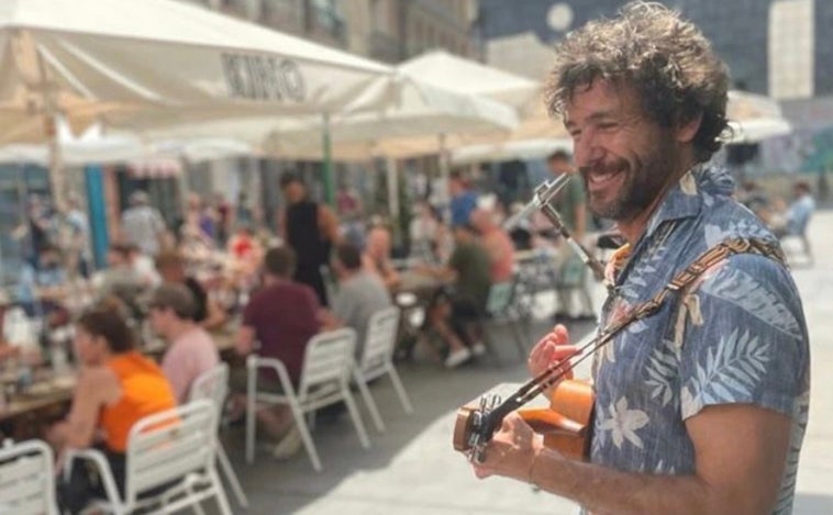 ¿Quién es Iván Hermés, el actor de 'Al salir de clase' que ahora se gana la vida cantando en la calle?