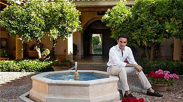 Enrique Ponce en una fotografía posando en La Cetrina