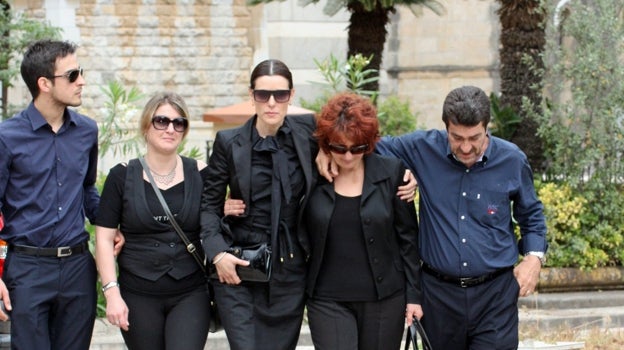 Raquel Sánchez Silva junto a la familia de Mario en su entierro en Palermo el 6 de junio de 2013